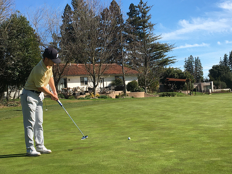 A Mustang’s golfer shoots a putt towards the flag. PHOTO BY JOHN NGUYEN