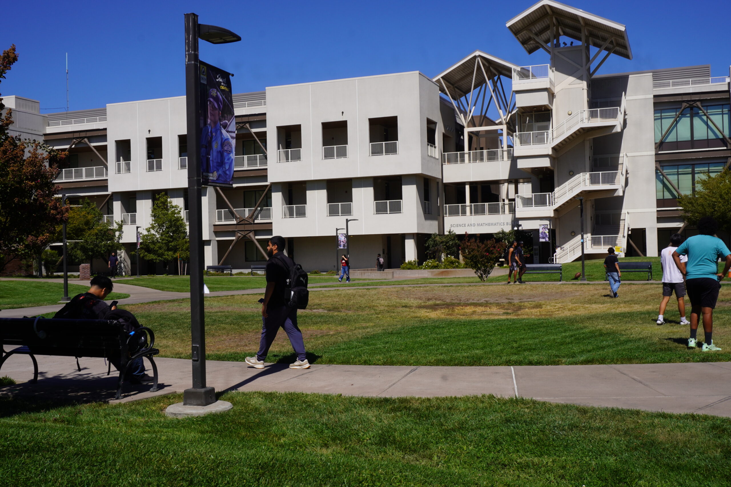 Students walk in the Dolores Huerta Plaza in front of the Science and Mathematics Building in mid September. Photo by Jewels Estrada.